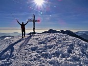 47 Alla croce di Cima Grem (2049 m) con raffiche di vento